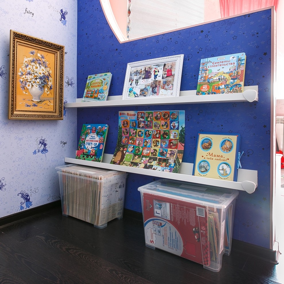 Bild på ett mellanstort funkis barnrum kombinerat med sovrum, med blå väggar, laminatgolv och brunt golv