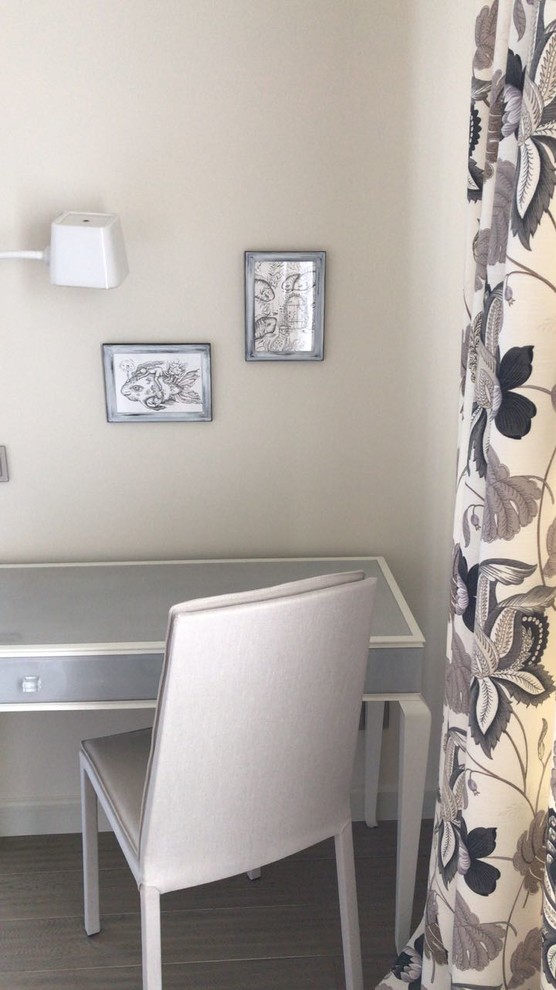 Idée de décoration pour une petite chambre d'enfant tradition avec un bureau et un mur beige.