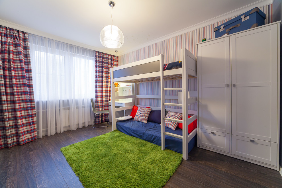 Inspiration för ett funkis pojkrum kombinerat med sovrum, med flerfärgade väggar, mörkt trägolv och brunt golv