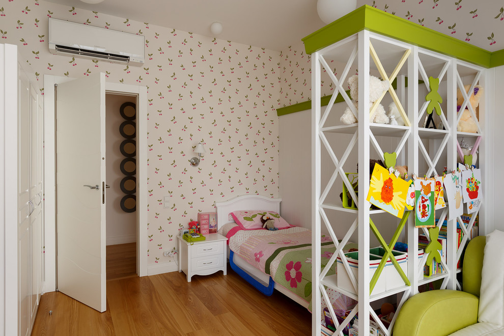 Modernes Kinderzimmer mit Schlafplatz, braunem Holzboden und braunem Boden in Sonstige