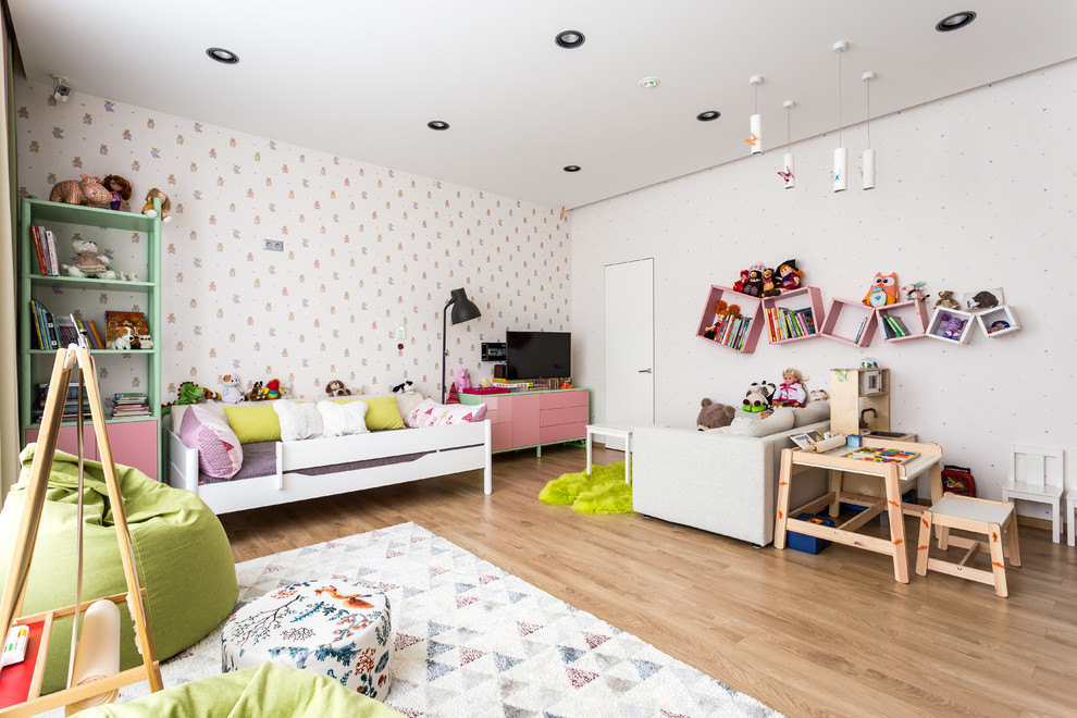Ejemplo de dormitorio infantil de 4 a 10 años contemporáneo grande con paredes blancas, suelo de madera en tonos medios y suelo marrón