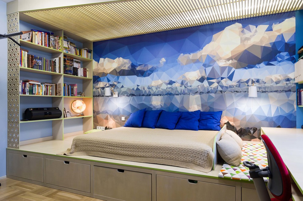 Inspiration för ett mellanstort funkis pojkrum kombinerat med sovrum och för 4-10-åringar, med mellanmörkt trägolv och flerfärgade väggar