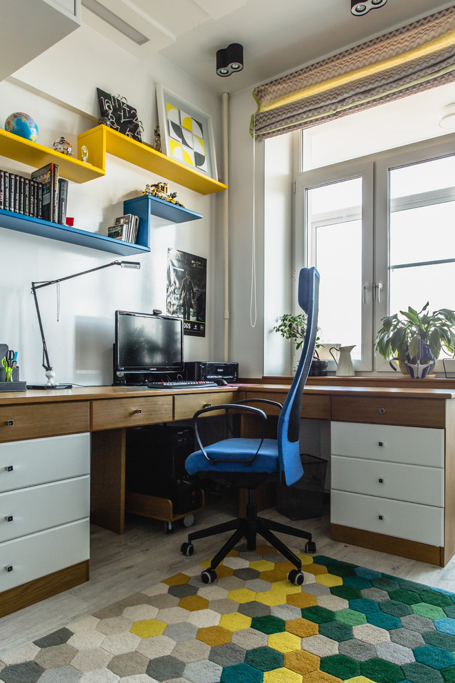 Inspiration för ett funkis tonårsrum kombinerat med skrivbord, med vita väggar och heltäckningsmatta