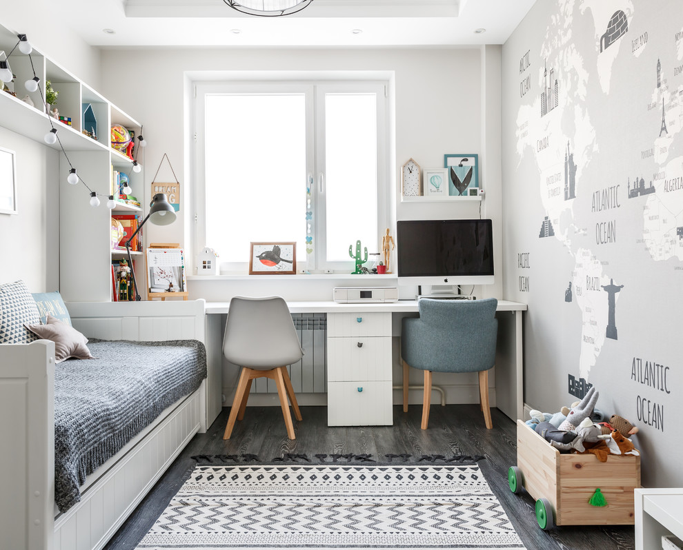 Ejemplo de habitación infantil unisex escandinava con escritorio, paredes grises, suelo gris y suelo de madera oscura