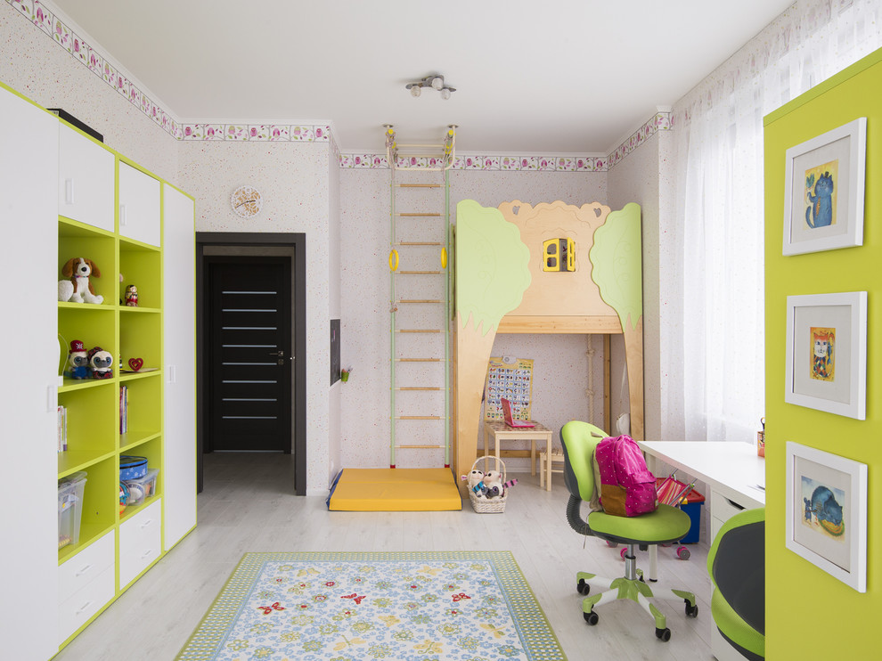 Aménagement d'une chambre d'enfant contemporaine avec parquet clair.