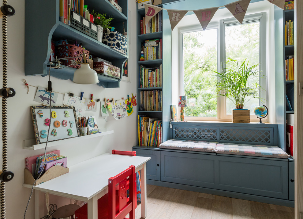 Modelo de habitación infantil unisex de 4 a 10 años clásica con escritorio, paredes blancas, suelo de madera clara y suelo beige