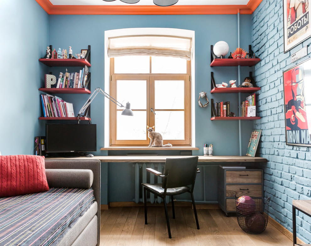 Exempel på ett industriellt pojkrum kombinerat med skrivbord, med blå väggar, mellanmörkt trägolv och beiget golv
