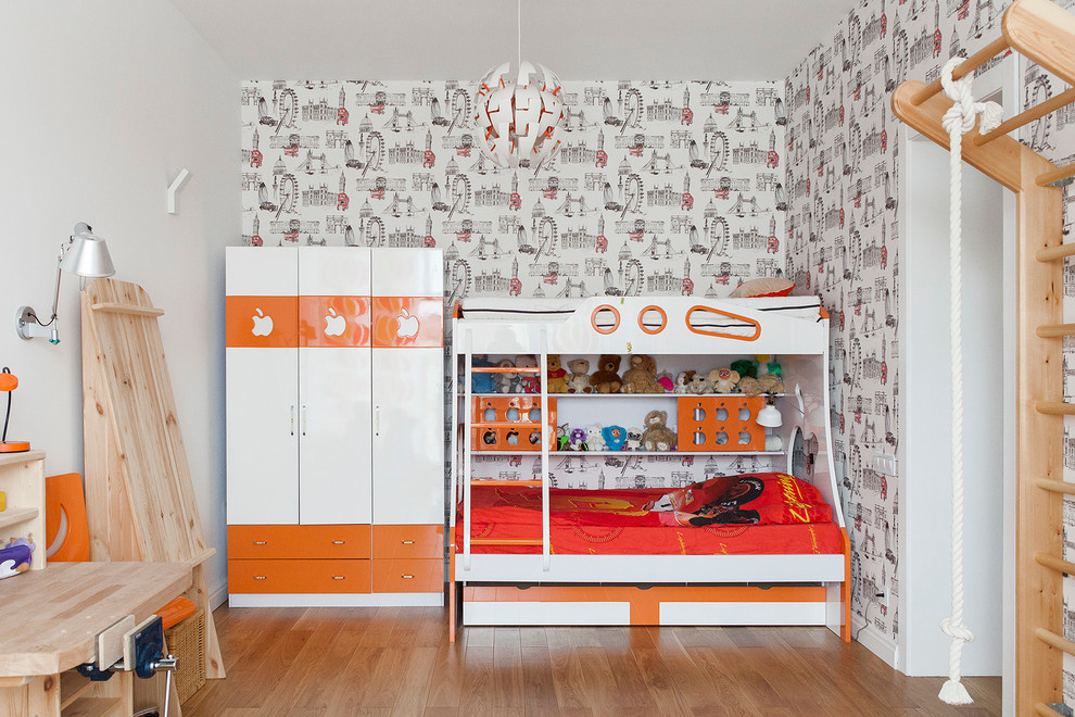 Cette image montre une chambre d'enfant design avec un mur blanc, un sol en bois brun et un lit superposé.