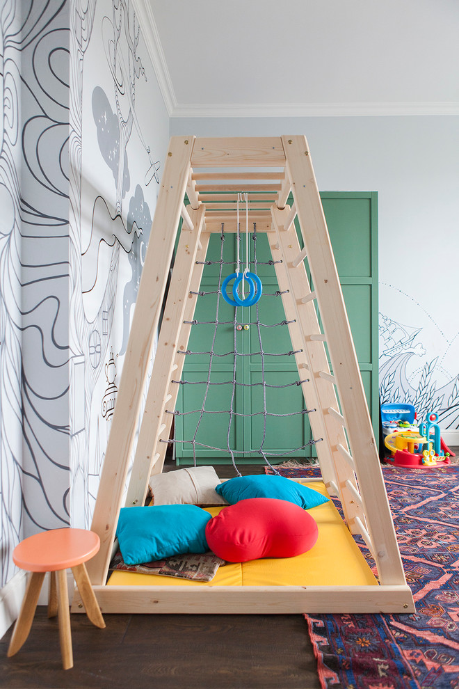 Inspiration för moderna könsneutrala barnrum kombinerat med lekrum, med vita väggar och mörkt trägolv