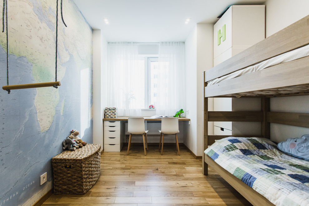 Idee per una cameretta per bambini design con pareti multicolore e pavimento in legno massello medio