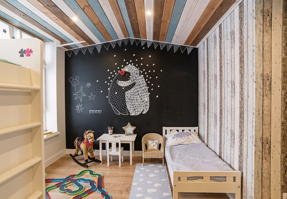 Идея дизайна: детская в скандинавском стиле с спальным местом, разноцветными стенами и паркетным полом среднего тона для ребенка от 4 до 10 лет, мальчика