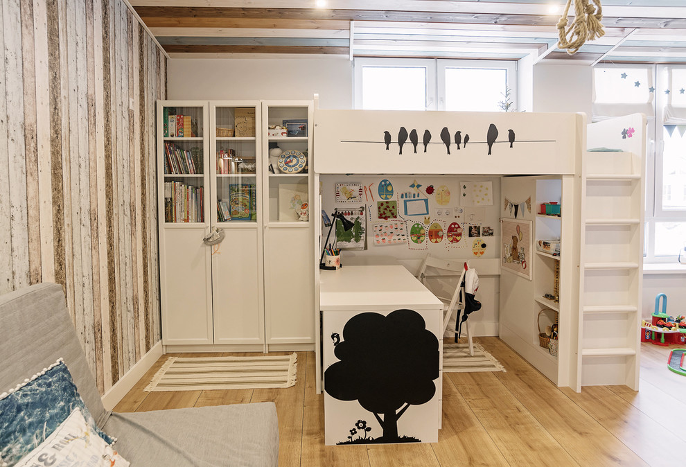 Immagine di una cameretta per bambini da 4 a 10 anni nordica con pareti multicolore e pavimento in legno massello medio