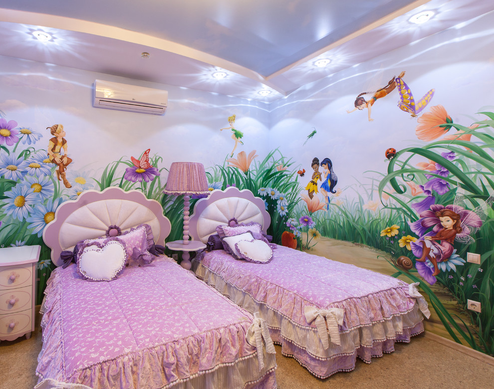 Inredning av ett eklektiskt mellanstort barnrum kombinerat med sovrum, med lila väggar, korkgolv och beiget golv