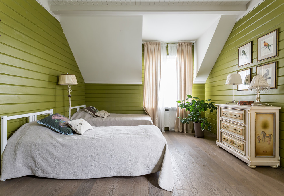 Ejemplo de dormitorio infantil campestre con suelo beige, paredes verdes y suelo de madera en tonos medios