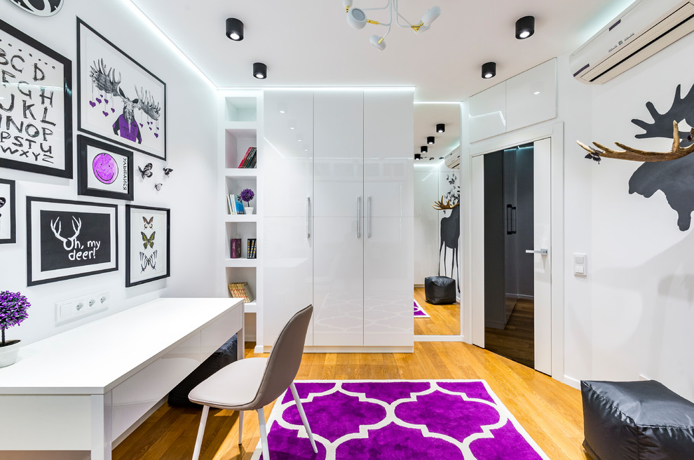 Neutrales Modernes Kinderzimmer mit Arbeitsecke, weißer Wandfarbe, hellem Holzboden und beigem Boden in Sonstige