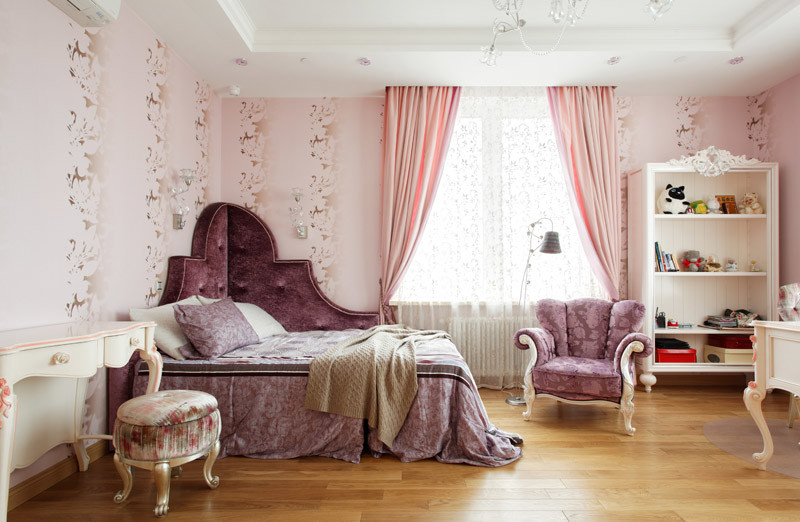 Klassisches Mädchenzimmer mit Schlafplatz, rosa Wandfarbe und braunem Holzboden in Moskau