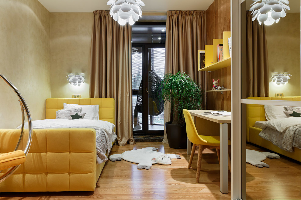 Aménagement d'une chambre d'enfant contemporaine avec un mur beige et parquet clair.