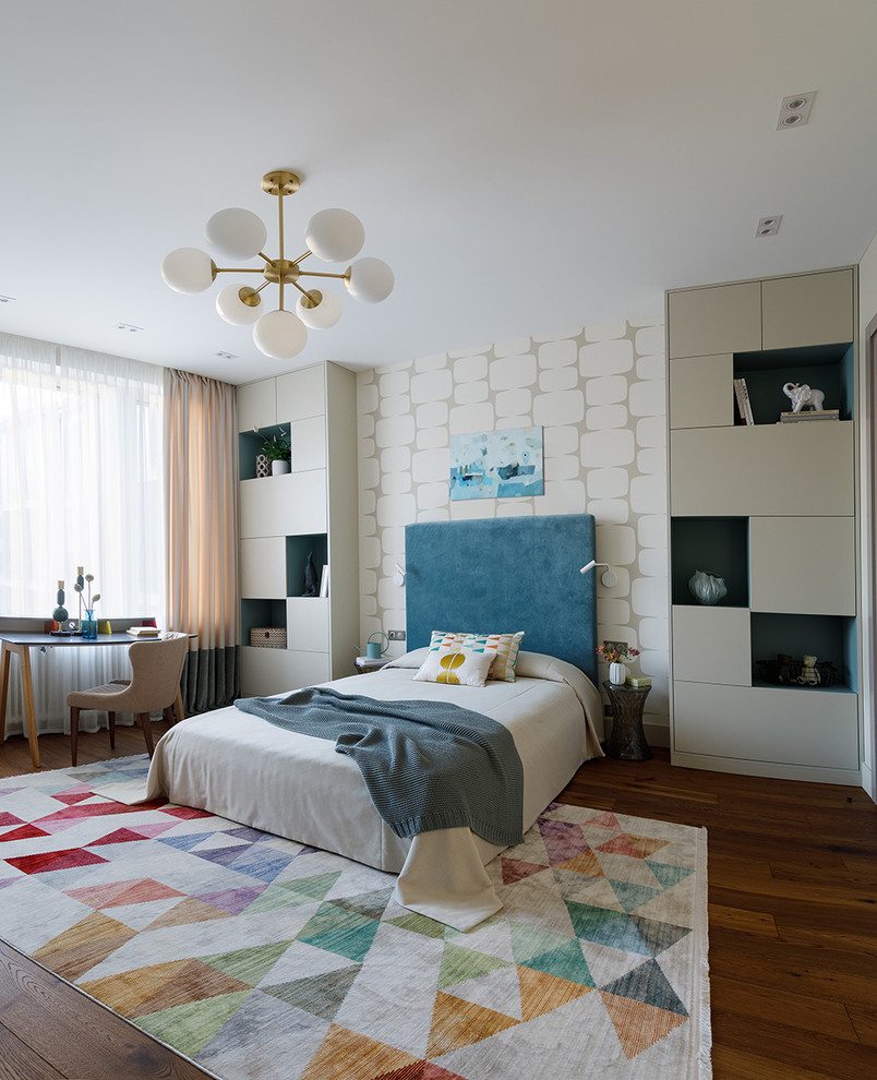 Foto på ett funkis flickrum kombinerat med sovrum och för 4-10-åringar, med beige väggar och mörkt trägolv
