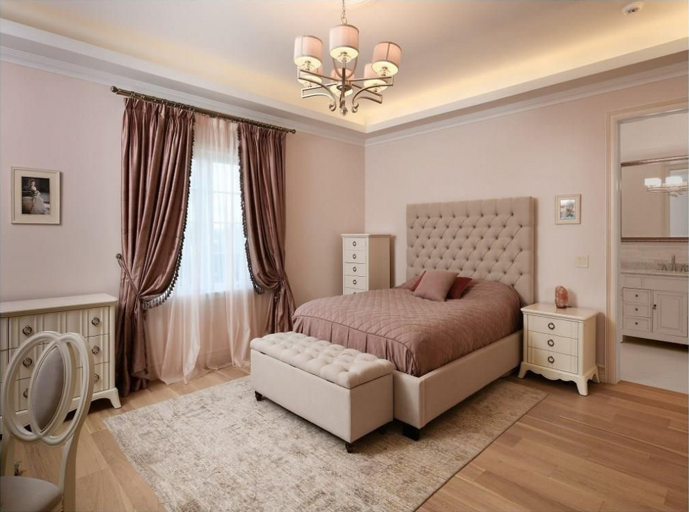 Inspiration för mellanstora medelhavsstil barnrum kombinerat med sovrum, med rosa väggar, mellanmörkt trägolv och beiget golv