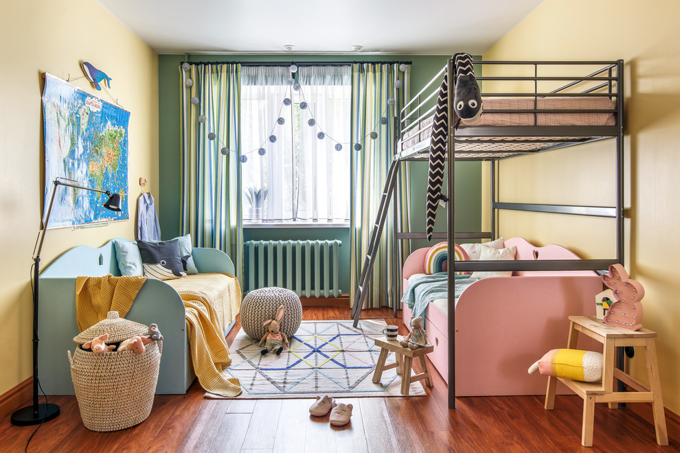 Idéer för att renovera ett mellanstort funkis könsneutralt barnrum för 4-10-åringar, med gula väggar, laminatgolv och brunt golv