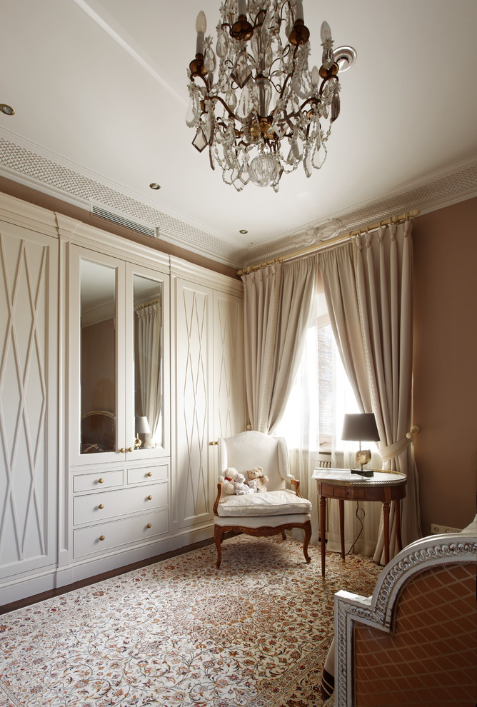 Foto de habitación de niña clásica de tamaño medio con paredes beige y moqueta