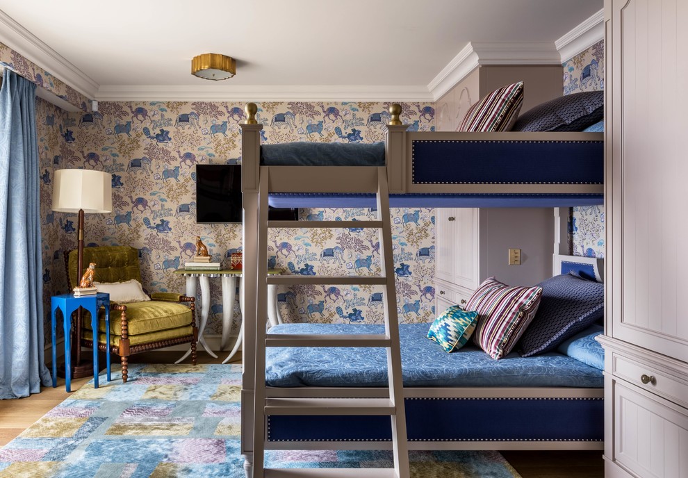 Cette image montre une chambre d'enfant traditionnelle avec un mur multicolore, un sol en bois brun, un sol marron et un lit superposé.