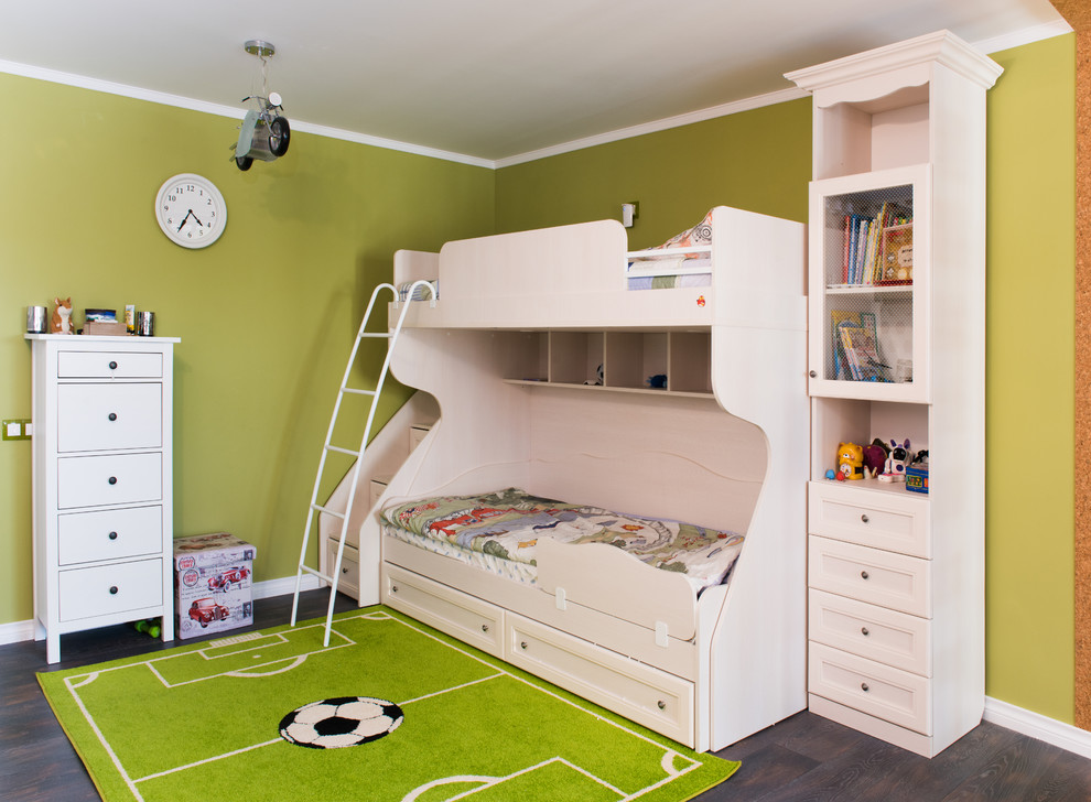 Immagine di una cameretta per bambini da 4 a 10 anni minimal di medie dimensioni con pareti verdi e parquet scuro