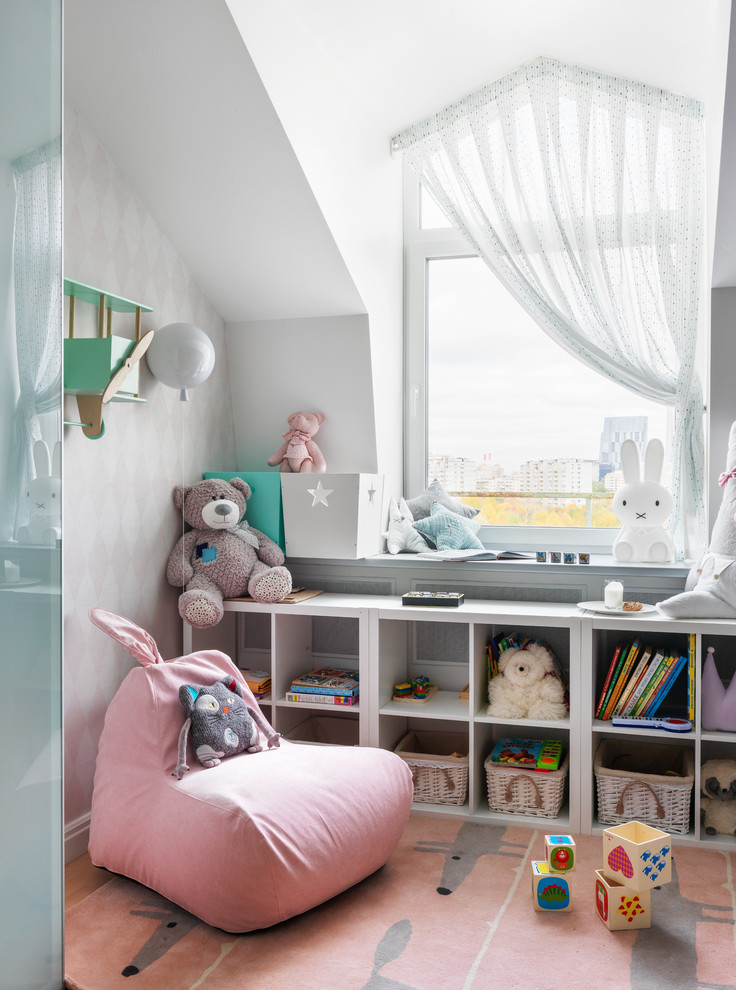 На фото: детская с игровой в современном стиле с белыми стенами, ковровым покрытием и розовым полом для ребенка от 1 до 3 лет, девочки