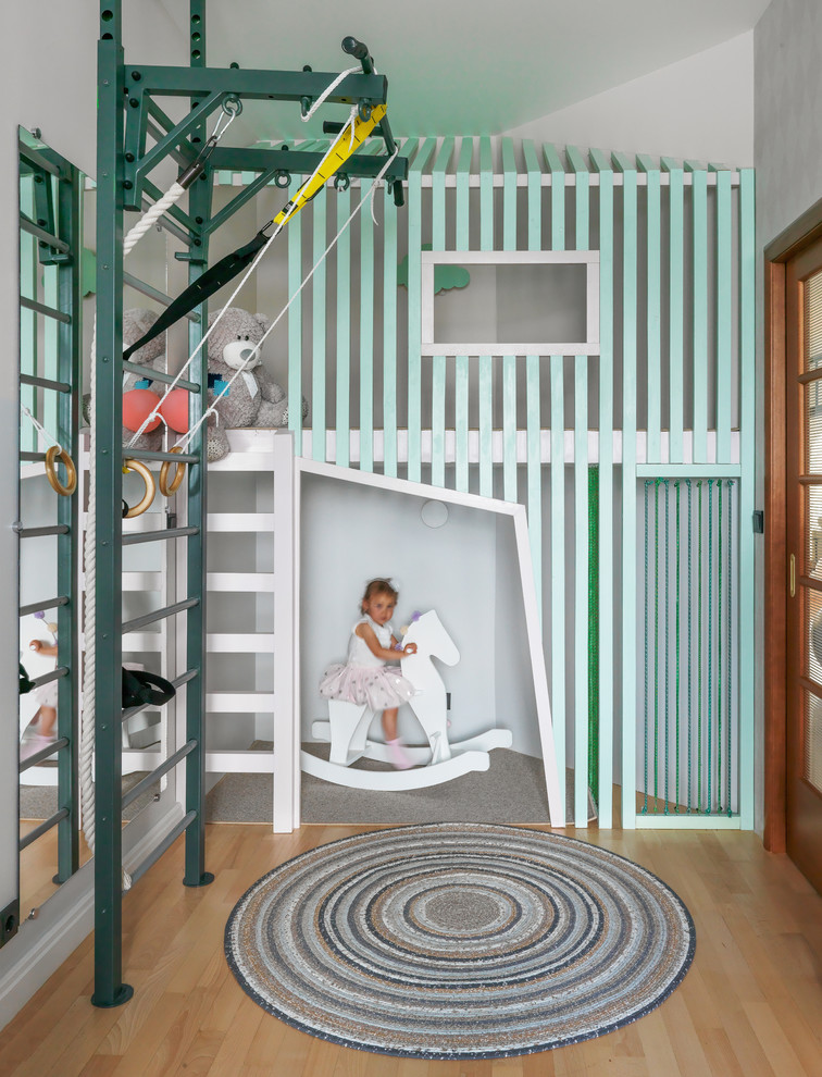 Cette image montre une chambre d'enfant de 1 à 3 ans design avec un mur blanc, parquet clair et un sol beige.