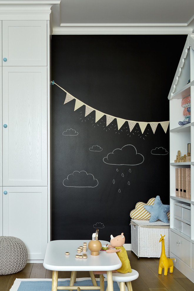 Idées déco pour une grande chambre d'enfant de 1 à 3 ans contemporaine avec un sol en bois brun et un mur noir.
