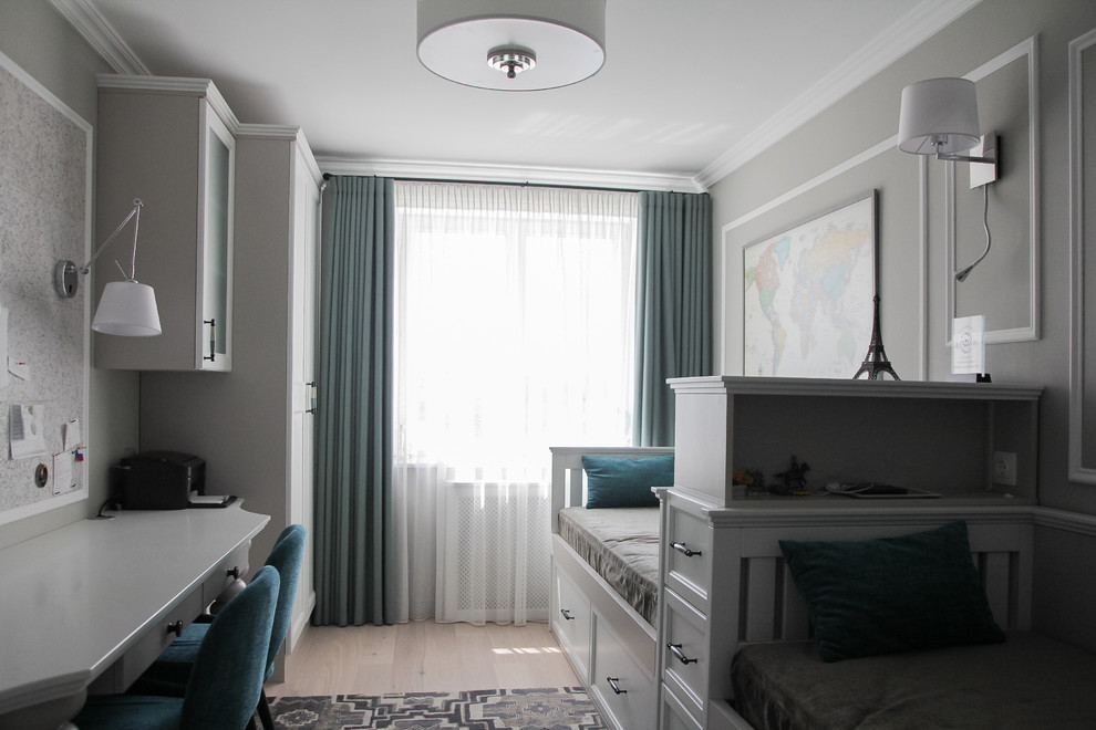 Modelo de dormitorio infantil clásico renovado pequeño con paredes grises