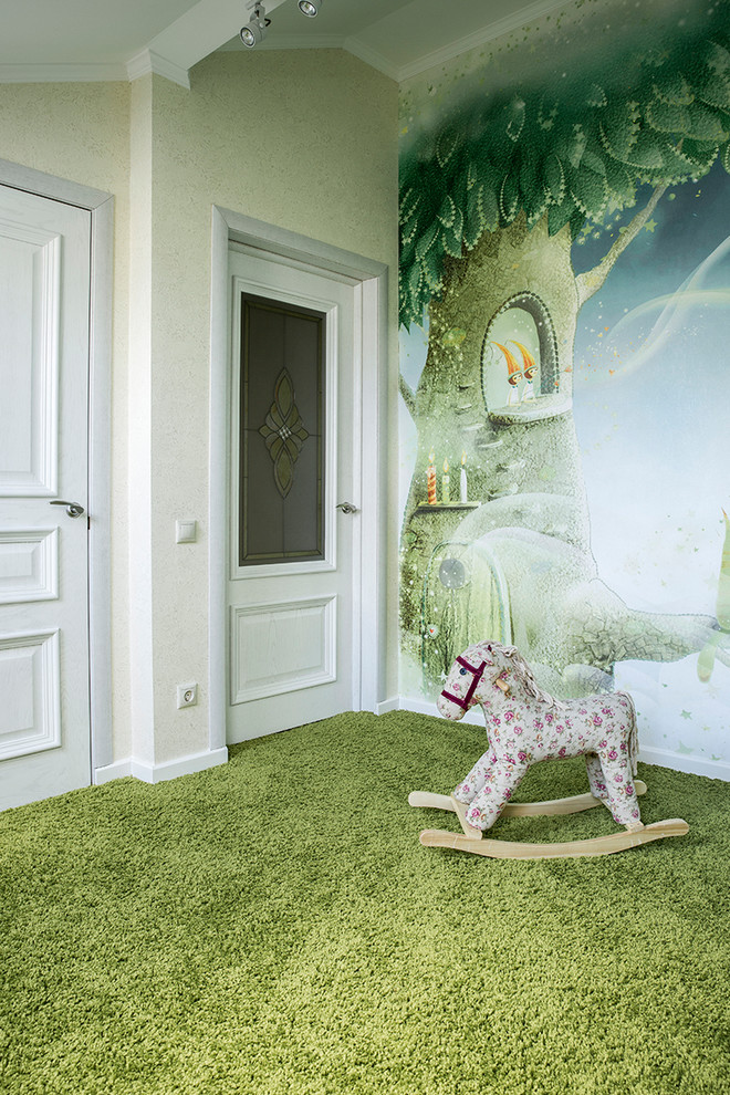 Klassisk inredning av ett stort flickrum kombinerat med lekrum och för 4-10-åringar, med flerfärgade väggar, heltäckningsmatta och grönt golv