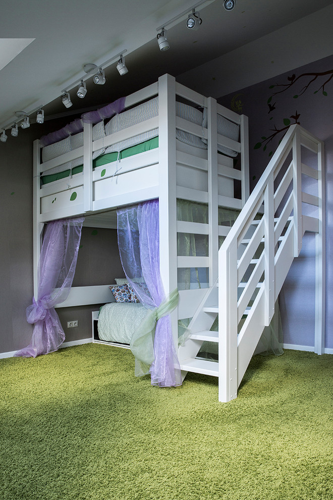 Стильный дизайн: большая детская в стиле кантри с спальным местом, серыми стенами, ковровым покрытием и зеленым полом для ребенка от 4 до 10 лет, девочки - последний тренд