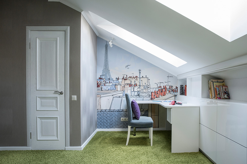 Cette photo montre une grande chambre de fille de 4 à 10 ans tendance avec un bureau, un mur multicolore, moquette et un sol vert.