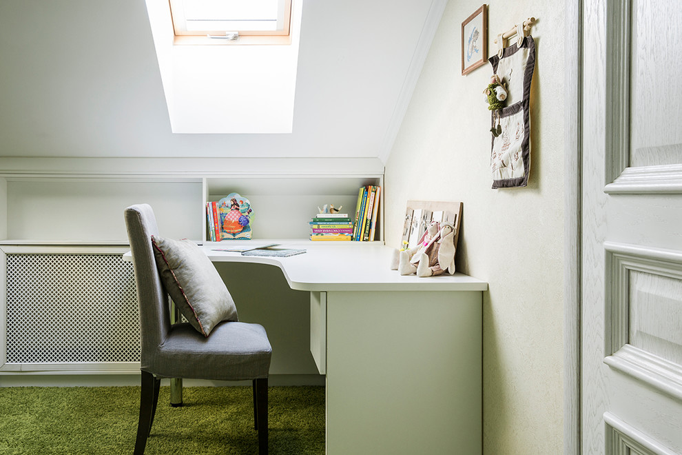 Idée de décoration pour une grande chambre de fille de 4 à 10 ans tradition avec un bureau, un mur vert, moquette et un sol vert.