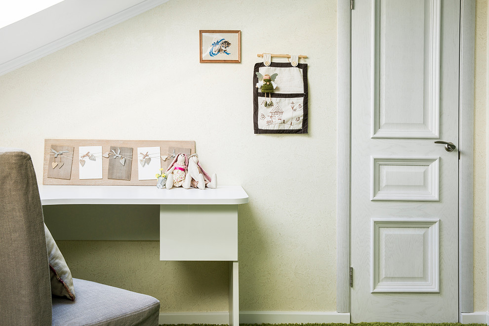 Exempel på ett stort klassiskt flickrum kombinerat med skrivbord och för 4-10-åringar, med gröna väggar, heltäckningsmatta och grönt golv