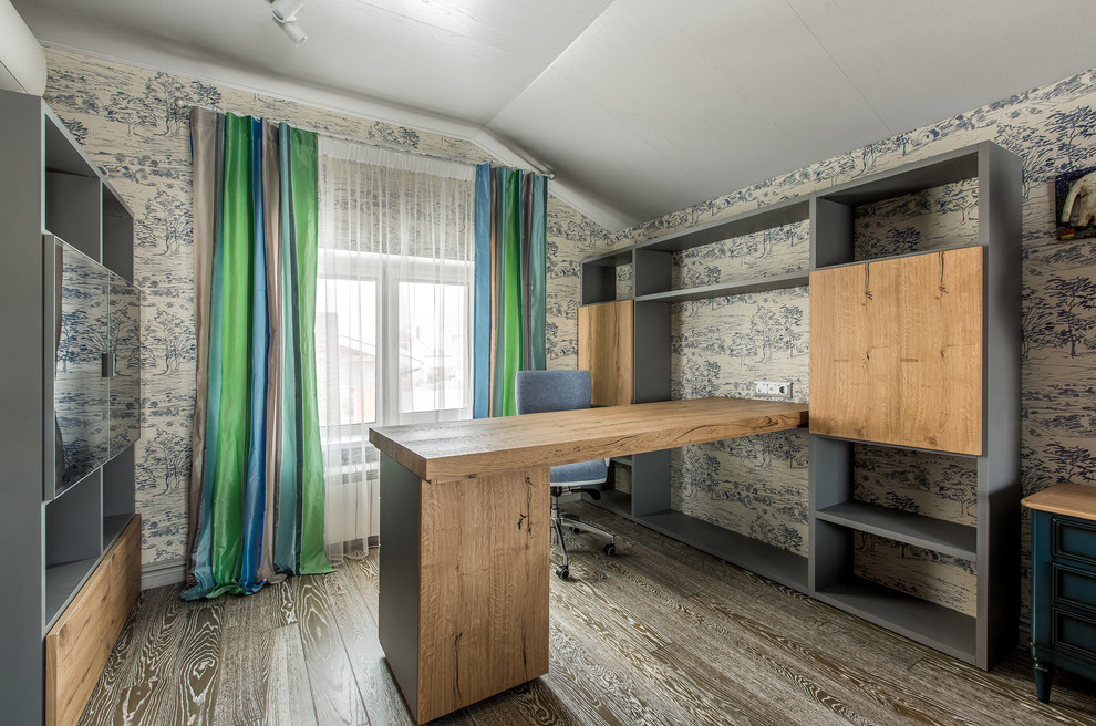 Ejemplo de dormitorio infantil clásico renovado de tamaño medio con paredes azules, suelo de madera en tonos medios, suelo gris y escritorio