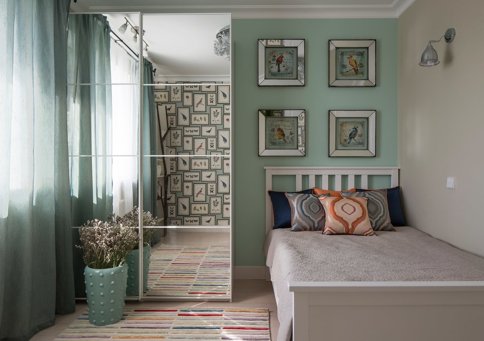 Cette image montre une chambre d'enfant traditionnelle avec un mur vert et parquet clair.