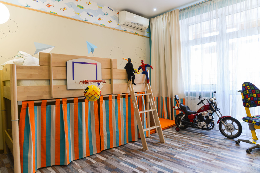 Inredning av ett modernt mellanstort pojkrum för 4-10-åringar, med korkgolv, flerfärgade väggar och flerfärgat golv