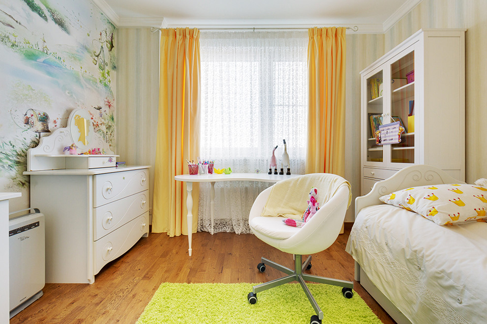 Imagen de dormitorio infantil de 4 a 10 años tradicional con paredes multicolor y suelo de madera en tonos medios