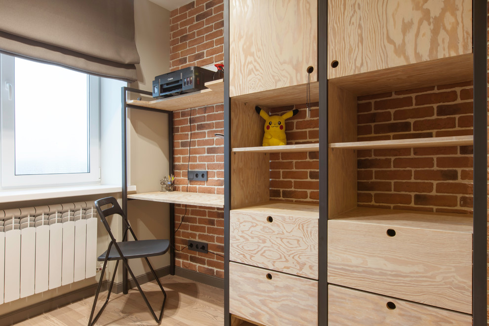 Idee per una cameretta per bambini minimal di medie dimensioni con pareti arancioni, pavimento in legno massello medio e pavimento beige