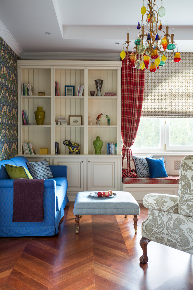 Exemple d'une grande chambre d'enfant de 4 à 10 ans chic avec un mur bleu, parquet foncé et un sol marron.