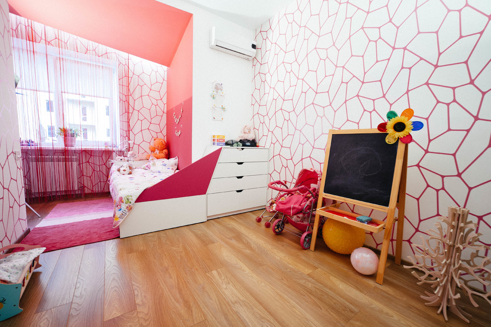На фото: детская в современном стиле с разноцветными стенами для ребенка от 4 до 10 лет, девочки с
