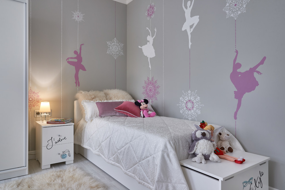 Пример оригинального дизайна: детская в современном стиле с спальным местом, серыми стенами, светлым паркетным полом и серым полом для ребенка от 4 до 10 лет, девочки