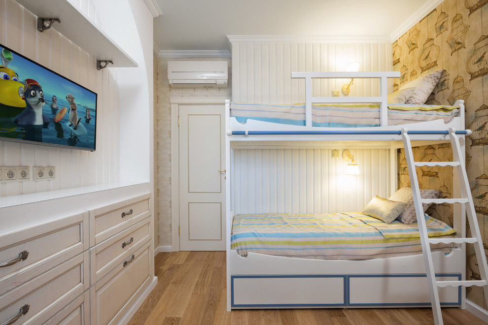 Inspiration för klassiska barnrum kombinerat med sovrum, med mellanmörkt trägolv och brunt golv