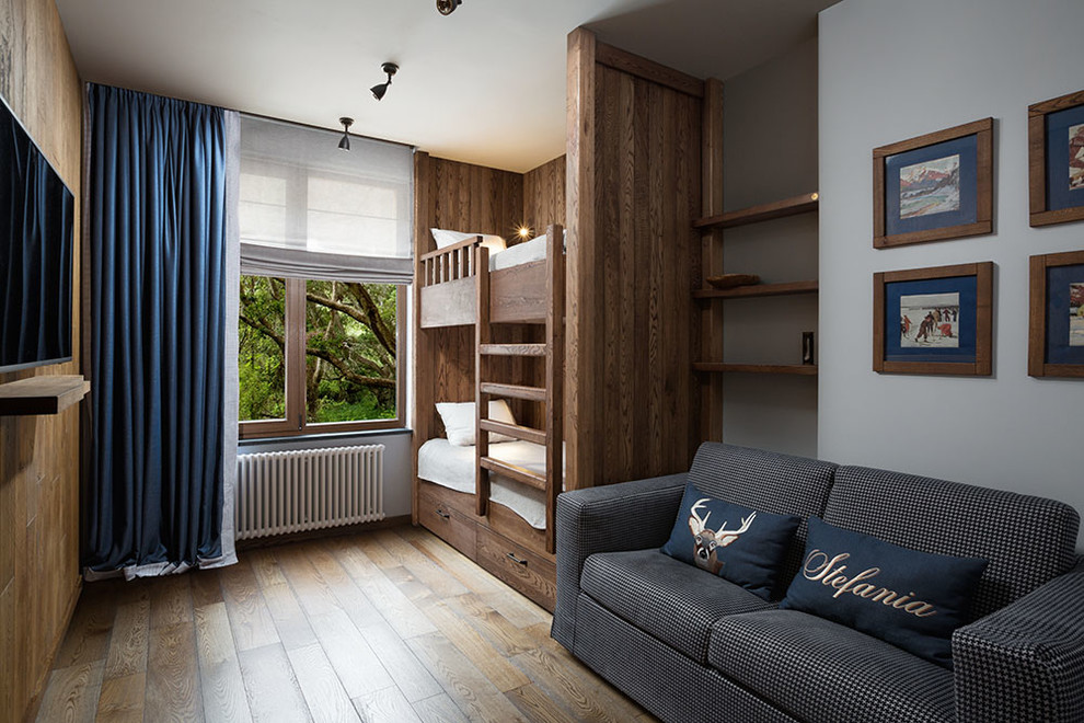 Modernes Kinderzimmer mit Schlafplatz, grauer Wandfarbe und braunem Holzboden in Sonstige