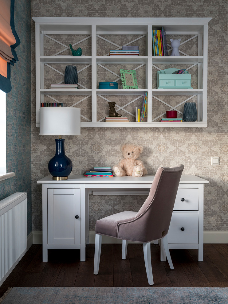 Inredning av ett klassiskt mellanstort flickrum kombinerat med skrivbord och för 4-10-åringar, med beige väggar, mellanmörkt trägolv och brunt golv
