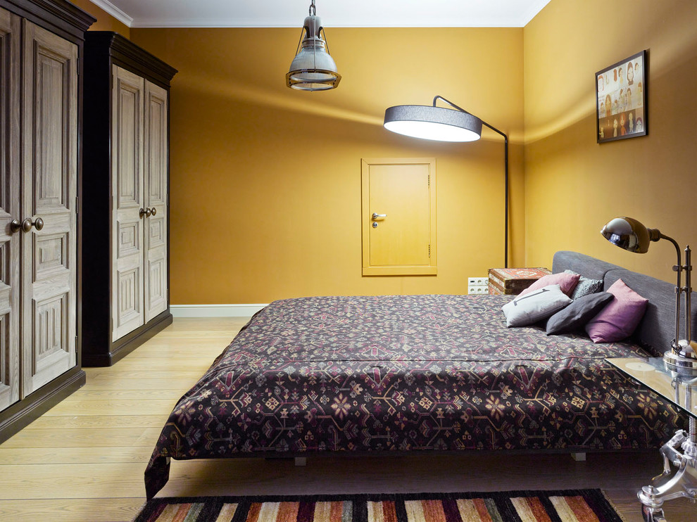 Exempel på ett mellanstort eklektiskt barnrum kombinerat med sovrum, med gula väggar och ljust trägolv