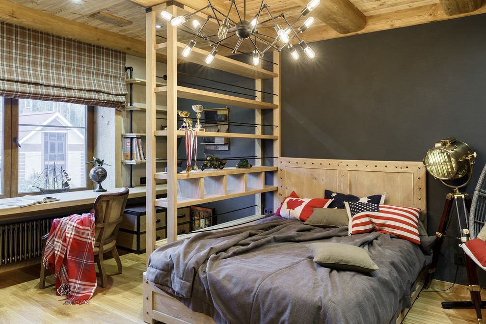 Ejemplo de dormitorio infantil industrial con paredes grises, suelo de madera clara y suelo beige