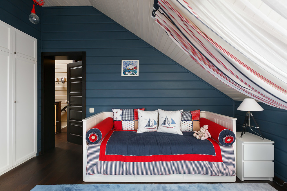 Idéer för ett maritimt barnrum kombinerat med sovrum och för 4-10-åringar, med blå väggar, mörkt trägolv och brunt golv